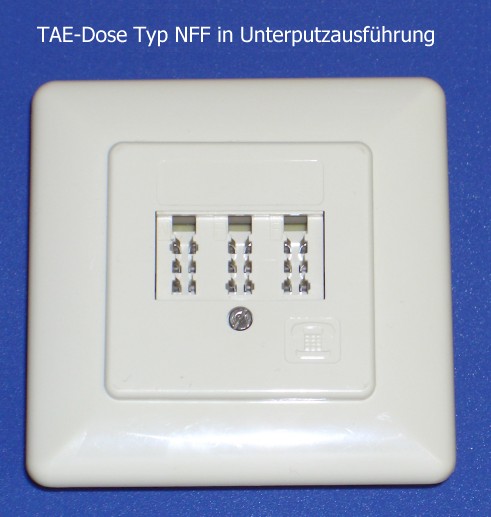 Weiße TAE-NFF-Anschlussdose mit drei Buchsen.