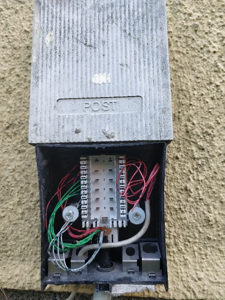 Geöffneter echter DSL-APL als Referenz für die Bauform; Öffnung nur durch Fachpersonal.