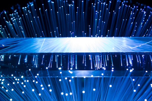 Blau leuchtende Glasfasern an einer transparenten Kante