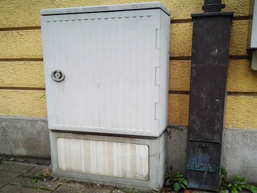 Geschlossener Kabelverzweiger (KVZ) im Außenbereich – echtes Referenzfoto.