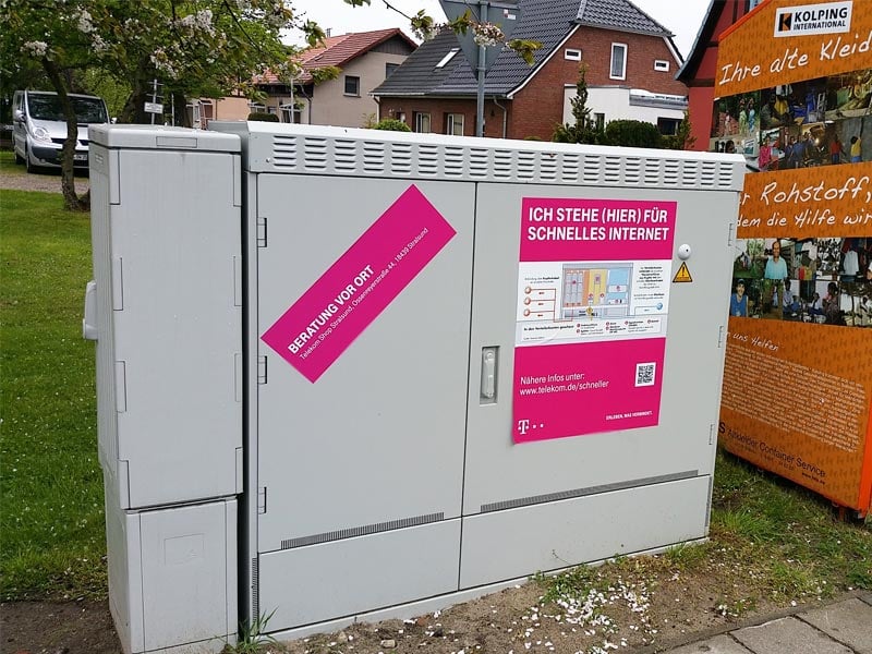 Geschlossenes Multifunktionsgehäuse (MFG) im Außenbereich – echtes Referenzfoto.