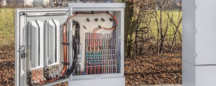 Geöffneter Glasfaser-Netzverteiler (NVT) mit Spleiß- und Patchfeldern.