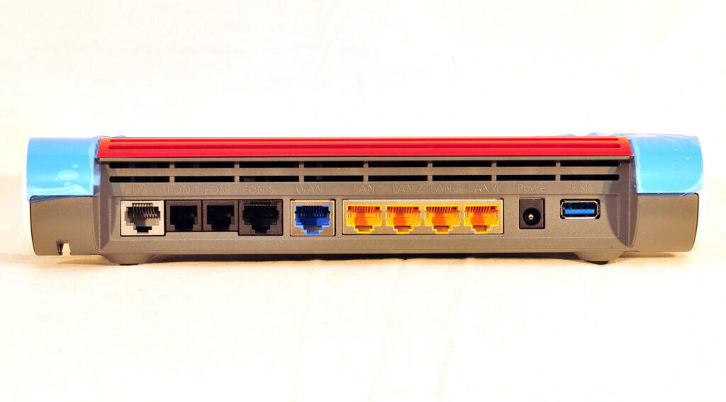 Rückseite einer echten FRITZ!Box 7590 mit DSL-, WAN-, LAN- und USB-Anschlüssen