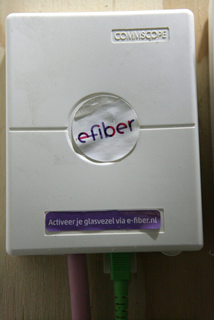 Realer FTTH-Glasfaserabschluss an einer Wand