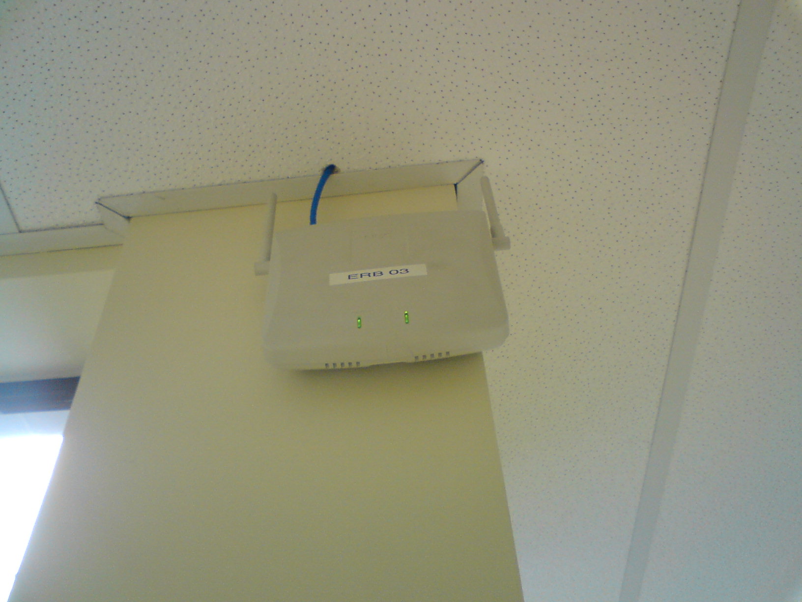 Realer WLAN Access Point an einer Wand